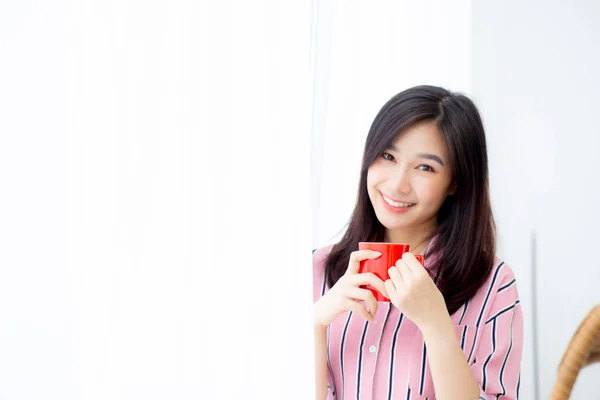 Linda de retrato jovem mulher asiática com bebida uma xícara de coff — Fotografia de Stock