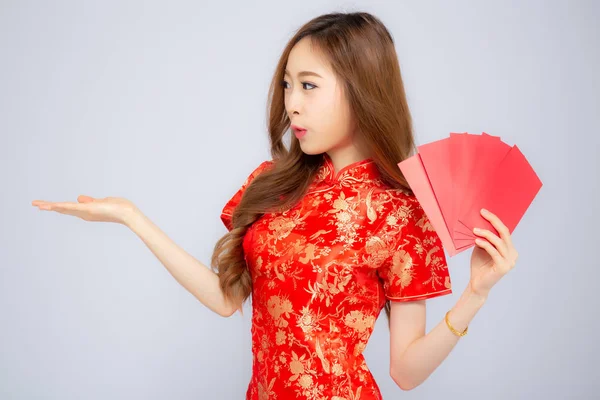 Bonito retrato ásia mulher cheongsam vestido segurando vermelho envel — Fotografia de Stock