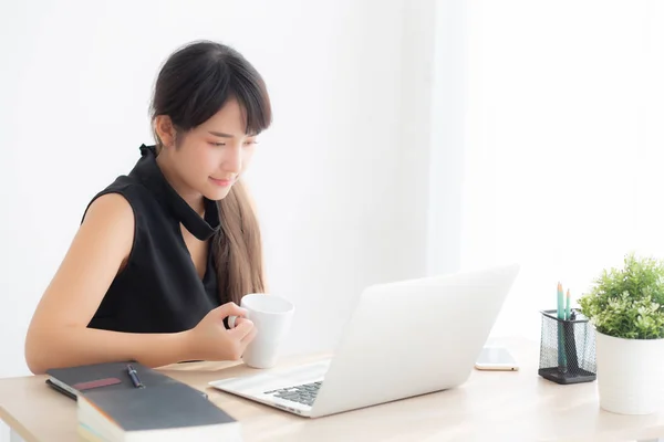 Mooie jonge freelance Aziatische vrouw glimlachend werken en op schoot — Stockfoto