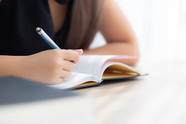 Närbild hand asiatisk kvinna sittande studie och lärande skriva Note — Stockfoto