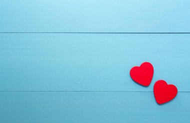 Kırmızı Kalp ahşap mavi arka plan üzerinde sevgi ile, 14 Şubat Valen