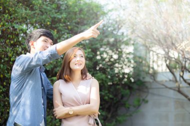 Güzel portre çift birbirlerinin gözleri ve gülümseyen w bakıyor