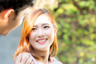 Güzel portre çift birbirlerinin gözleri ve gülümseyen w bakıyor