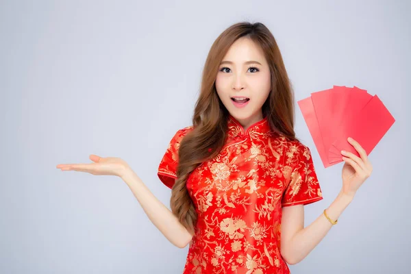 Bonito retrato ásia mulher cheongsam vestido segurando vermelho envel — Fotografia de Stock