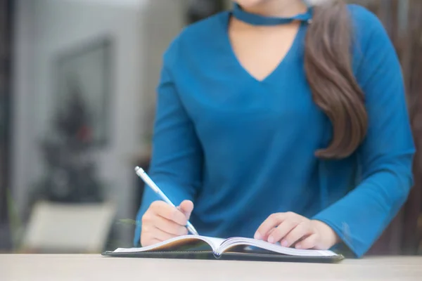 Closeup mão asiático mulher sentado estudo e aprendizagem escrita nota — Fotografia de Stock