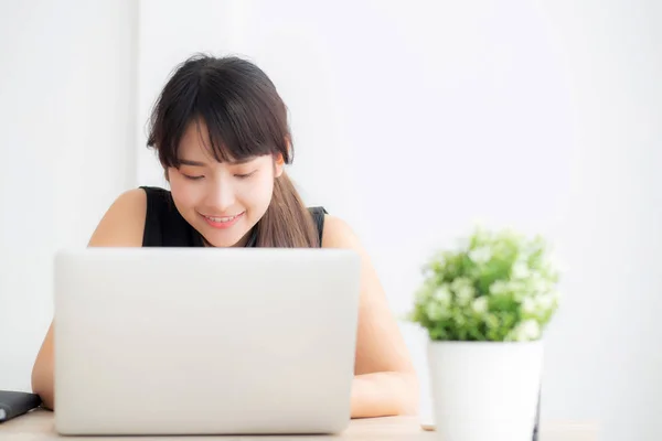 Mooie jonge freelance Aziatische vrouw glimlachend werken en typen — Stockfoto