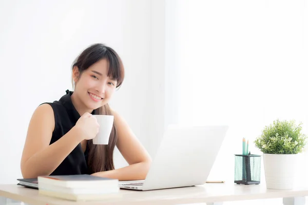 Mooie jonge freelance Aziatische vrouw glimlachend werken en op schoot — Stockfoto