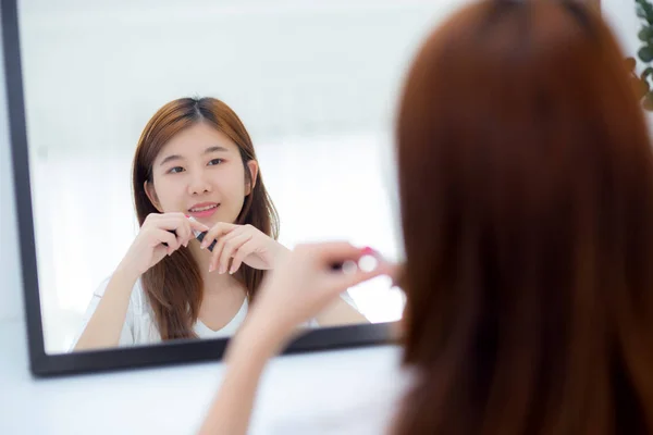 Bellezza di ritratto di giovane donna asiatica allo specchio che tiene un — Foto Stock