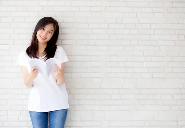 Schön porträt junge asiatische Frau Glück entspannen stehend — Stockfoto