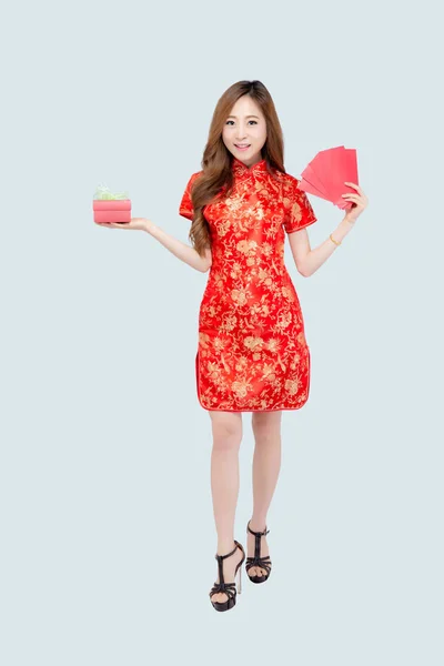 Mutlu Çin Yeni Yılı güzel portre genç asya kadın tutun — Stok fotoğraf