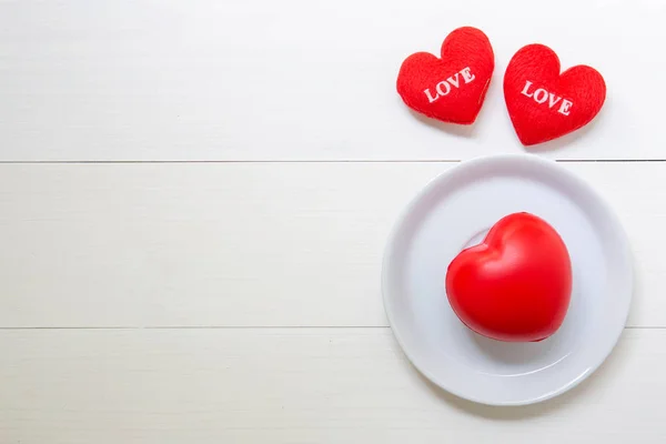 Красное сердце с любовью и блюдо на деревянном фоне, 14 февраля V — стоковое фото