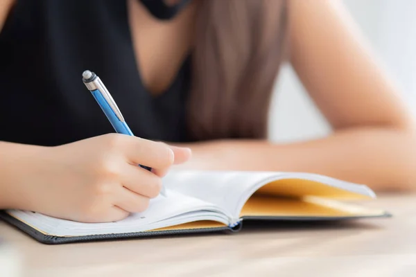 Gros plan main asiatique femme assis étude et apprendre écriture note — Photo