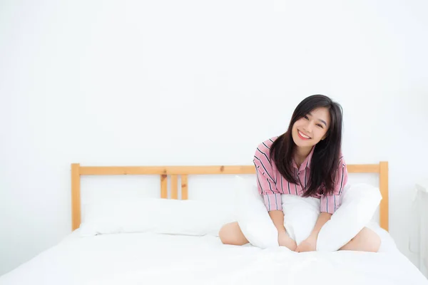 Schöne Porträt junge asiatische Frau liegen und lächeln, während wach — Stockfoto