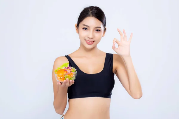 Krásná portrétní mladá asijská žena s úsměvem, držící salát VEGET — Stock fotografie