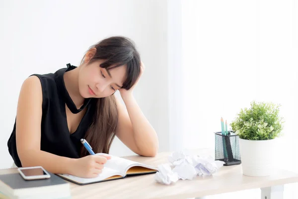 Bela mulher asiática cansada e estressada com escrita sobrecarregada — Fotografia de Stock