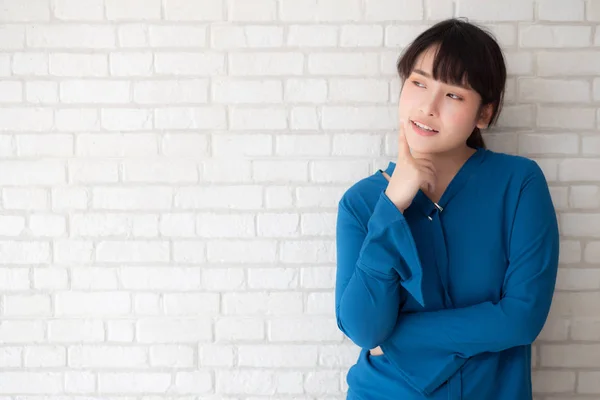 Hermoso retrato joven asiático mujer confidente pensamiento con cem —  Fotos de Stock