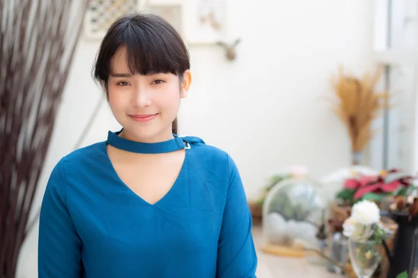 Hermoso retrato joven mujer asiática sonriendo sentado en el café, mo —  Fotos de Stock