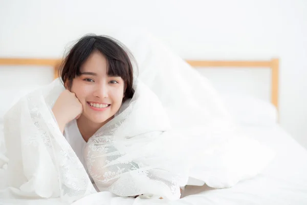 Krásná portrétní mladá asijská žena, která ležela a usmívala se při probuzení — Stock fotografie