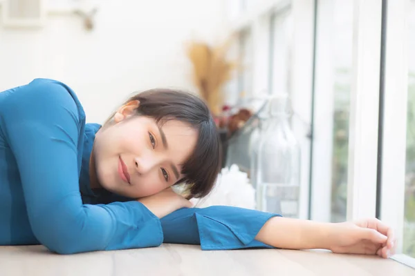 Vackra porträtt ung asiatisk kvinna leende sittande liggande på ca — Stockfoto