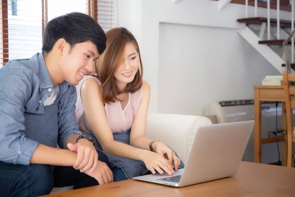 Asiático jovem casal usando laptop computador pensar e pesquisar int — Fotografia de Stock