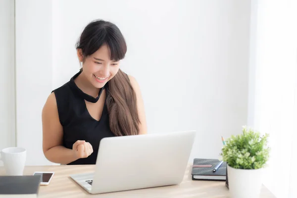 Mooie portret Aziatische jonge vrouw glimlach werken online laptop — Stockfoto