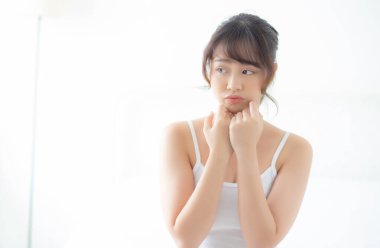 Genç Asyalı güzel bir kadının portresi. Gülümse ve iyileş.