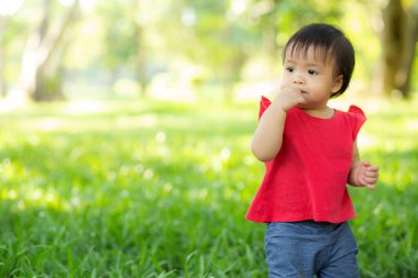 Küçük tatlı Asyalı kız ve çocuk mutluluğunun portresi. 