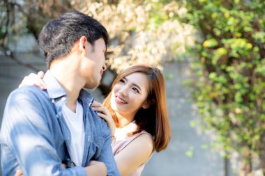 Güzel portre çift birbirlerinin gözleri ve gülümseyen w bakıyor