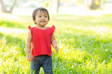 Küçük tatlı Asyalı kız ve çocuk mutluluğunun portresi. 