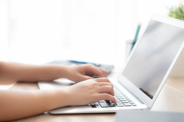 Closeup serbest asya kadın çalışma ve dizüstü compu üzerinde yazma