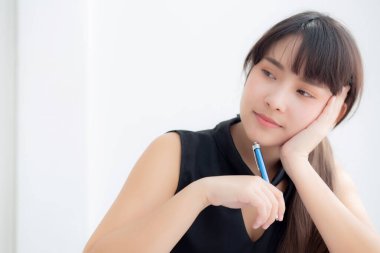 Güzel asya kadın yazar düşünme fikri gülümseyen ve o yazma