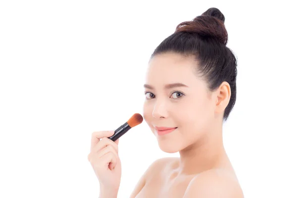 Krása portrétního asijského ženy, která používá make-up s kartáčem — Stock fotografie