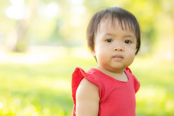 可愛いアジアの女の子と子供の幸せと肖像画の顔 — ストック写真