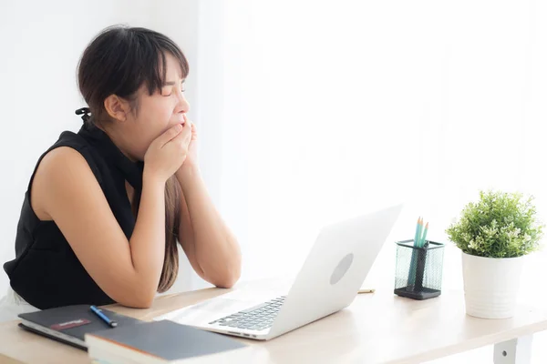 Hermosa joven freelance mujer asiática trabajando aburrido y cansado en — Foto de Stock