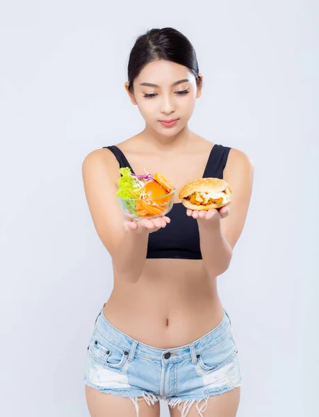 Belle jeune femme asiatique forme mince avec régime alimentaire en choisissant frais — Photo