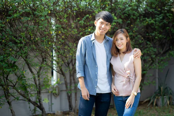 Hermosa pareja de retratos mirándose los ojos y sonriendo w — Foto de Stock