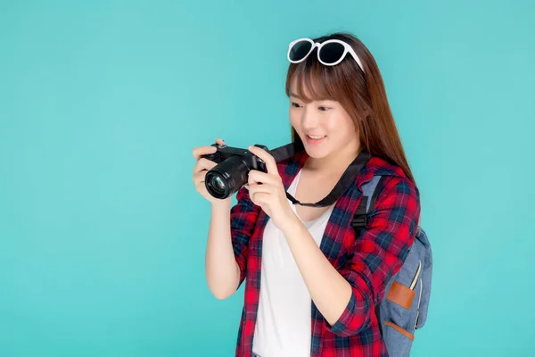 Hermosa joven asiática mujer sonriendo es periodista fotógrafo w —  Fotos de Stock