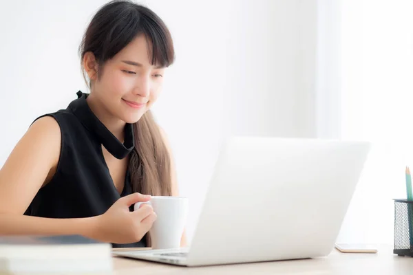Mooie jonge freelance Aziatische vrouw glimlachend werken en op schoot — Stockfoto