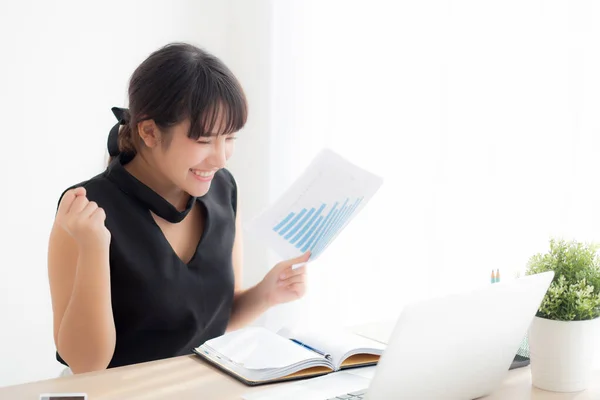 Ofiste dizüstü bilgisayarda çalışan güzel bir Asyalı kadın, B.