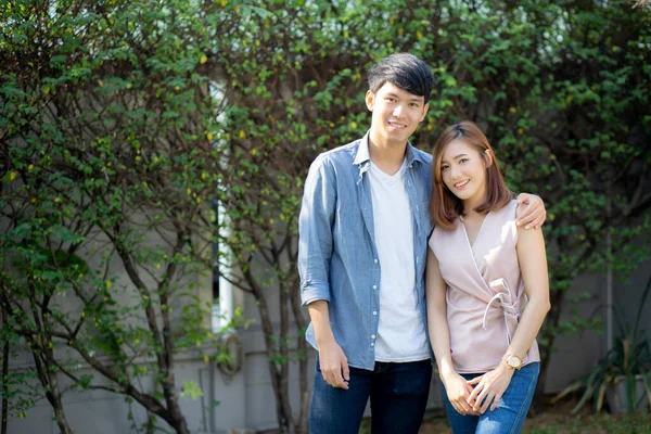 Belo casal retrato olhando uns para os outros olhos e sorrindo w — Fotografia de Stock