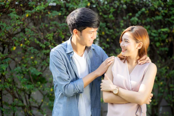 Belo casal retrato olhando uns para os outros olhos e sorrindo w — Fotografia de Stock