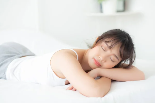 Hermosa asiático joven sonrisa durmiendo acostado en cama con com — Foto de Stock