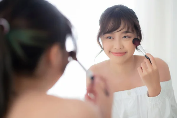 รูปภาพความงาม ผู้หญิงสาวเอเชีย ยิ้มด้วยใบหน้ามองกระจก — ภาพถ่ายสต็อก