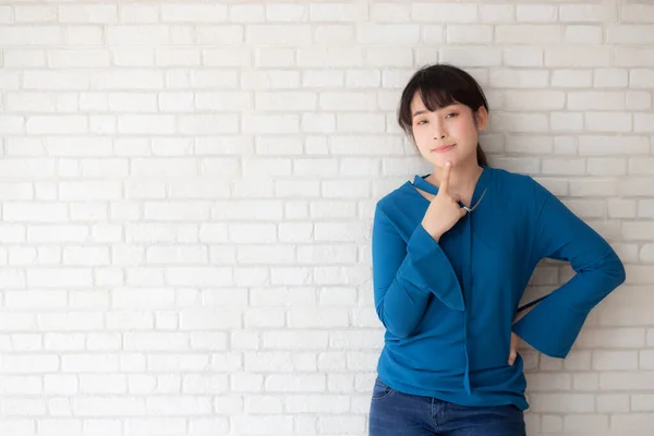 Retrato bonito jovem asiático mulher confiante pensando com cem — Fotografia de Stock