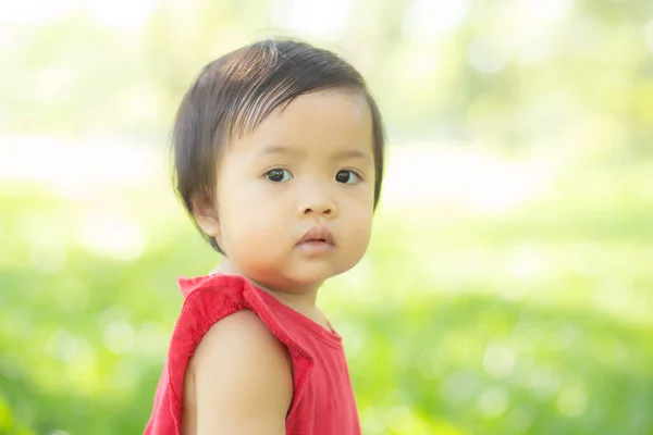 可愛いアジアの女の子と子供の幸せと肖像画の顔 — ストック写真