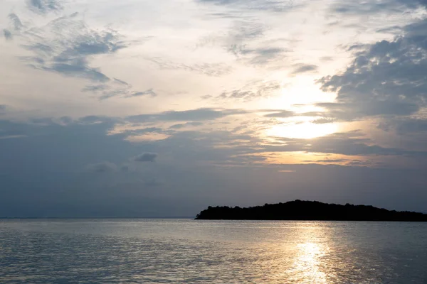 Nascer do sol com nuvens e mar e céu pela manhã, pôr do sol silhou — Fotografia de Stock