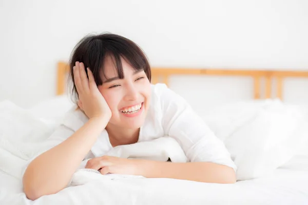 Hermoso retrato joven asiática mujer mintiendo y sonrisa mientras despierta — Foto de Stock