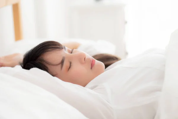 Belle asiatique jeune femme dormir couché dans lit avec tête sur p — Photo