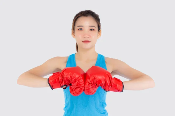 Bela retrato jovem ásia mulher vestindo vermelho boxe luvas w — Fotografia de Stock