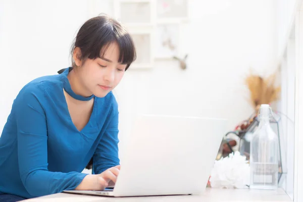 Belo retrato ásia jovem mulher trabalhando on-line no laptop sentar — Fotografia de Stock